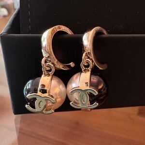 Brand New Classic Chanel Gold CC Logo Black & White Pearl Dropped Earrings